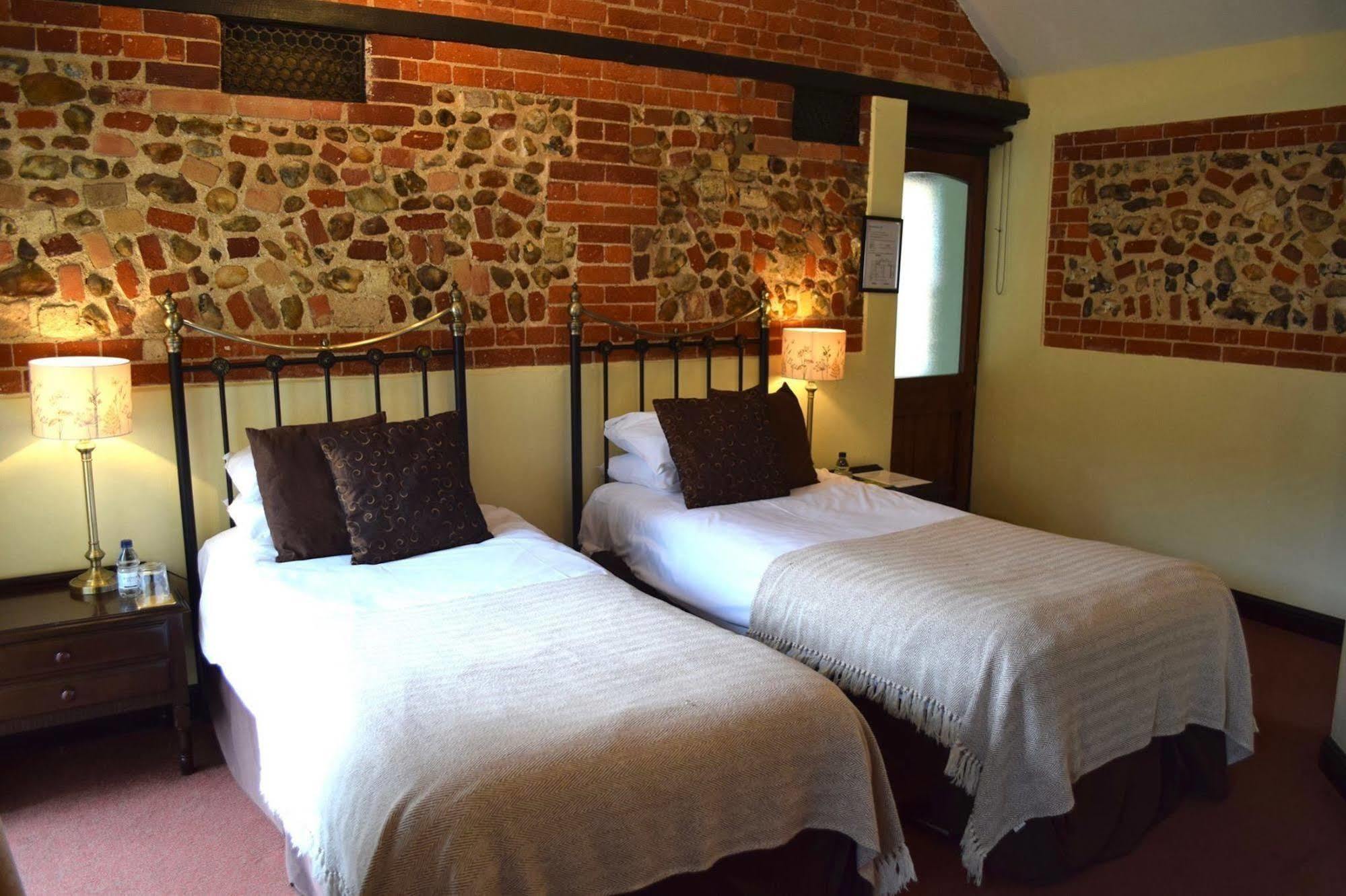 At The Farmhouse Hunters Hall Hotel Dereham Exterior foto