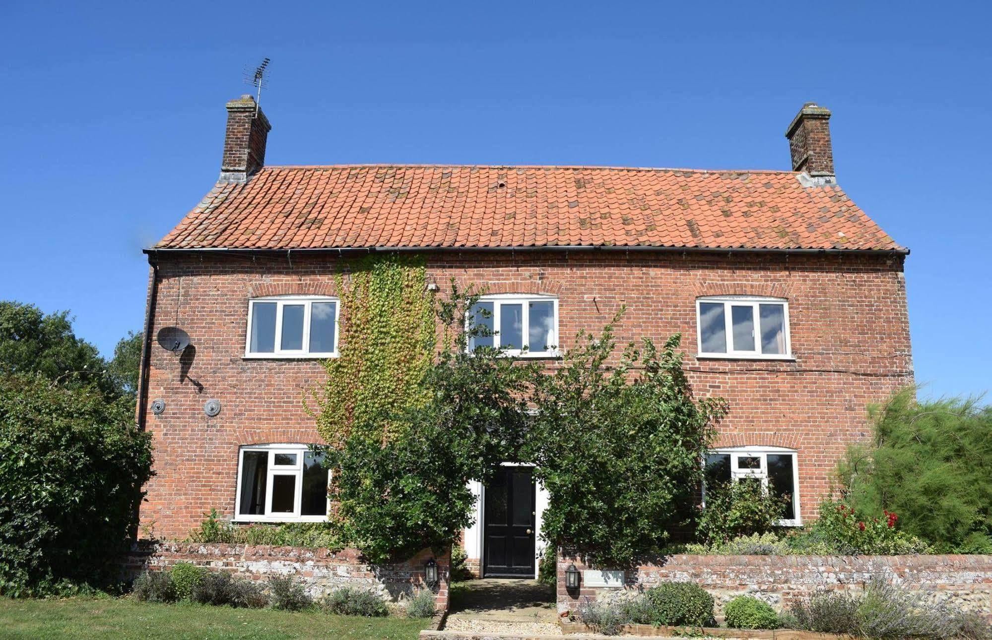 At The Farmhouse Hunters Hall Hotel Dereham Exterior foto